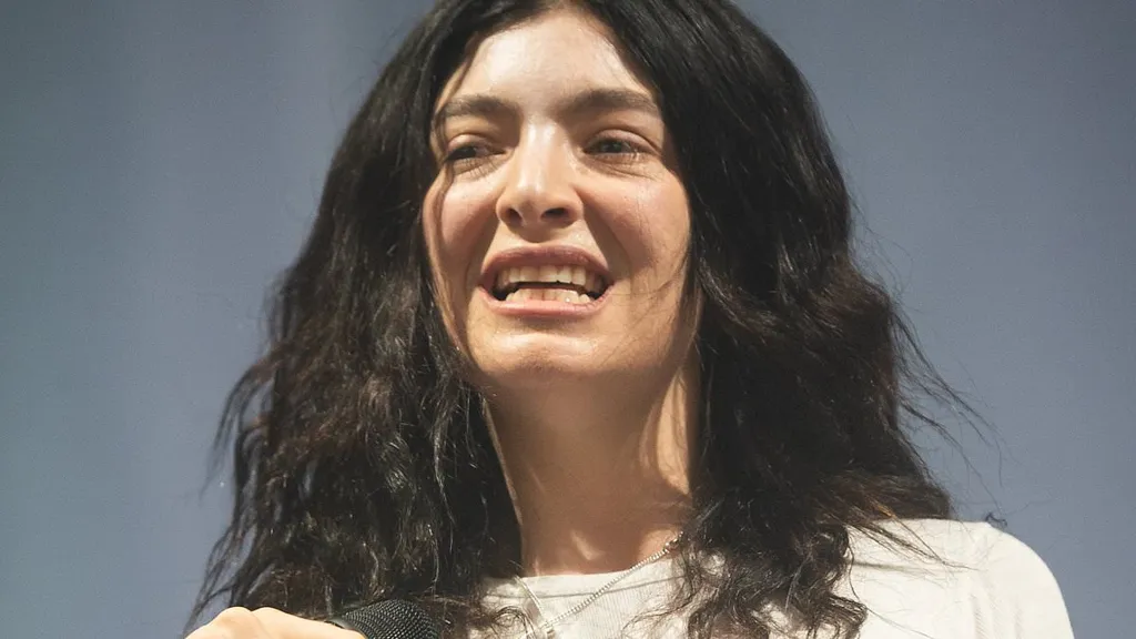 Fan makes 'shocking' discovery on Lorde's new X-ray  album cover
