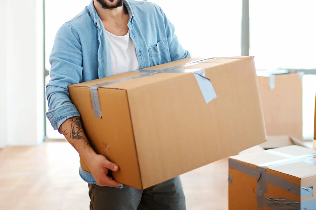 Man Says His Fiancée Is Upset He Plans to Move into Their New Apartment Before Her  --  but the Internet Sees Her Point