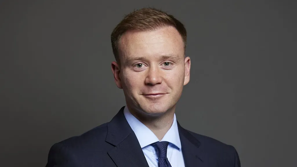 Labour MPs pile pressure on Starmer over under-16s social media ban