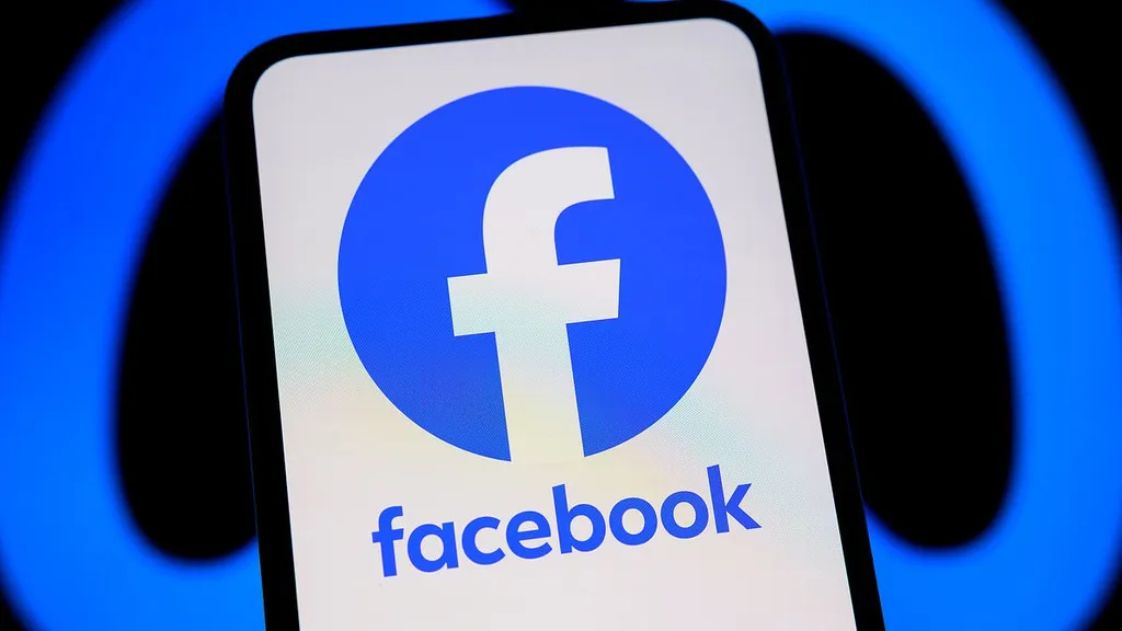 Facebook engineer investigated for 'downloading 30,000 private images'