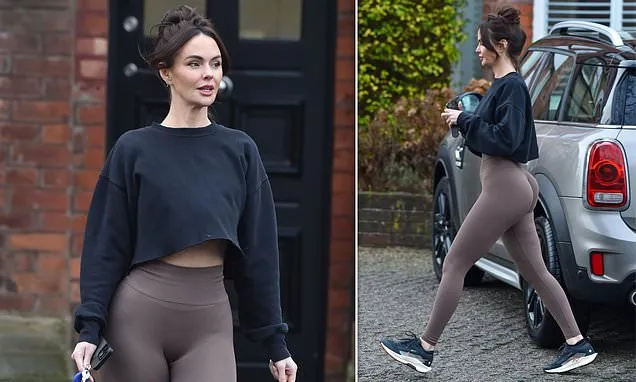 Jennifer Metcalfe shows off her incredible figure in workout gear