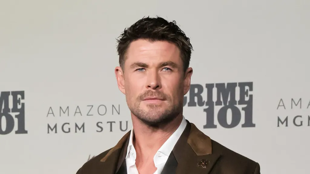 Chris and Liam Hemsworth bring parents to Crime 101 premiere