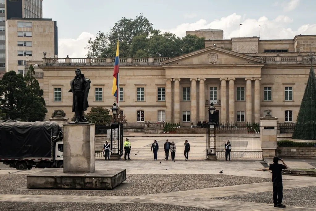 Colombia's Presidential Race Deadlocked Between Left and Right