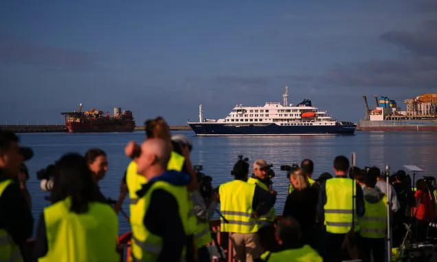 Evacuations of passengers from hantavirus-hit cruise ship begin