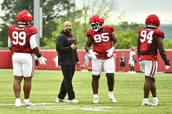 Arkansas defensive line does some goal-line stuffing in Thursday practice | Whole Hog Sports