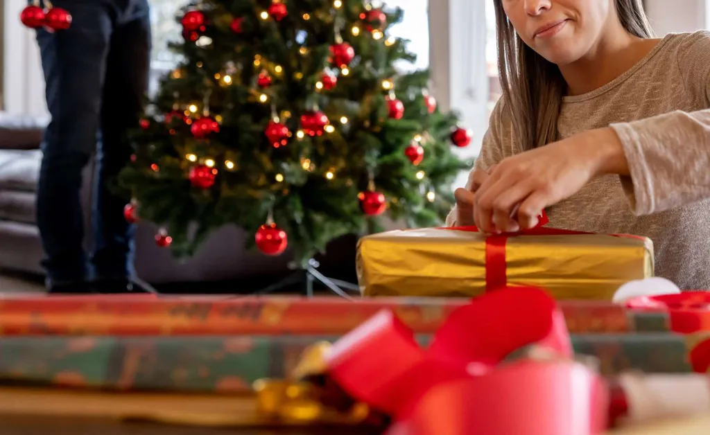 Woman Debates Skipping Family Christmas to Avoid Seeing 'Toxic' Sister, but Mom Has 'Been Guilt-Tripping' Her About It