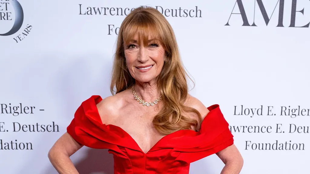 Jane Seymour 'loved up' with rocker-turned-doctor