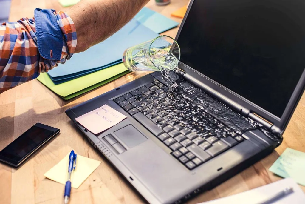 Boyfriend Balks at Girlfriend's Request He Pay for Half of a New MacBook After Spilling a Drink and Ruining Hers