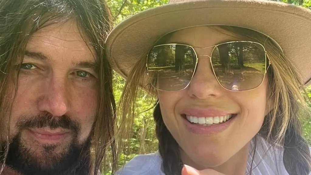 Elizabeth Hurley talks 'annoying' boyfriend Billy Ray Cyrus