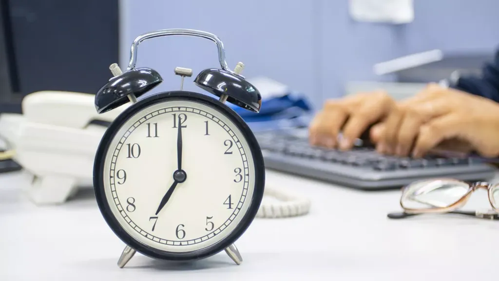 Don't start work before 8 a.m., psychologists explain why
