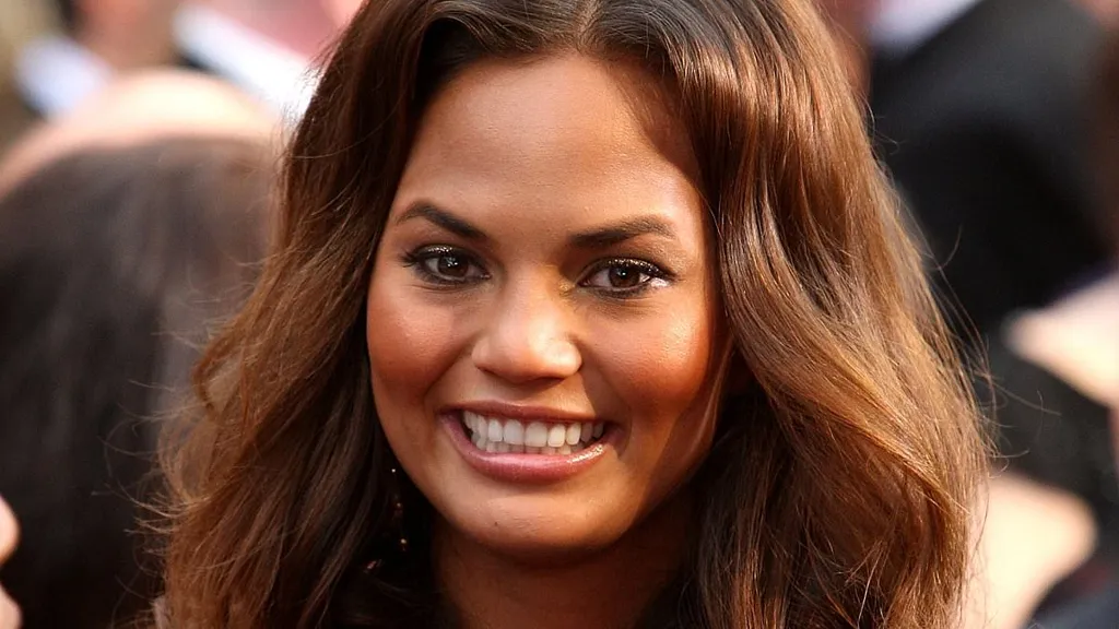 How Chrissy Teigen would look if she never had any plastic surgery