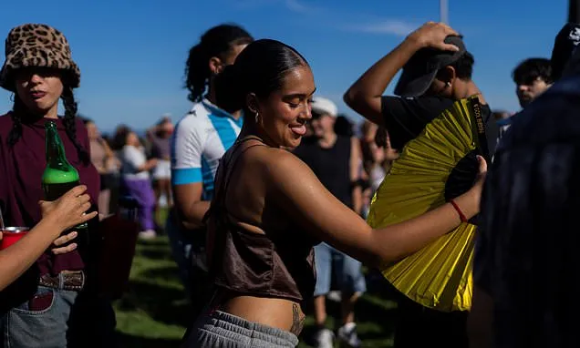Hundreds pack Montevideo´s plaza as La Rueda de Candombe caps a...