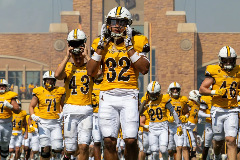 Wyoming ends year on a low note in loss to Hawai'i; finishes season 4-8