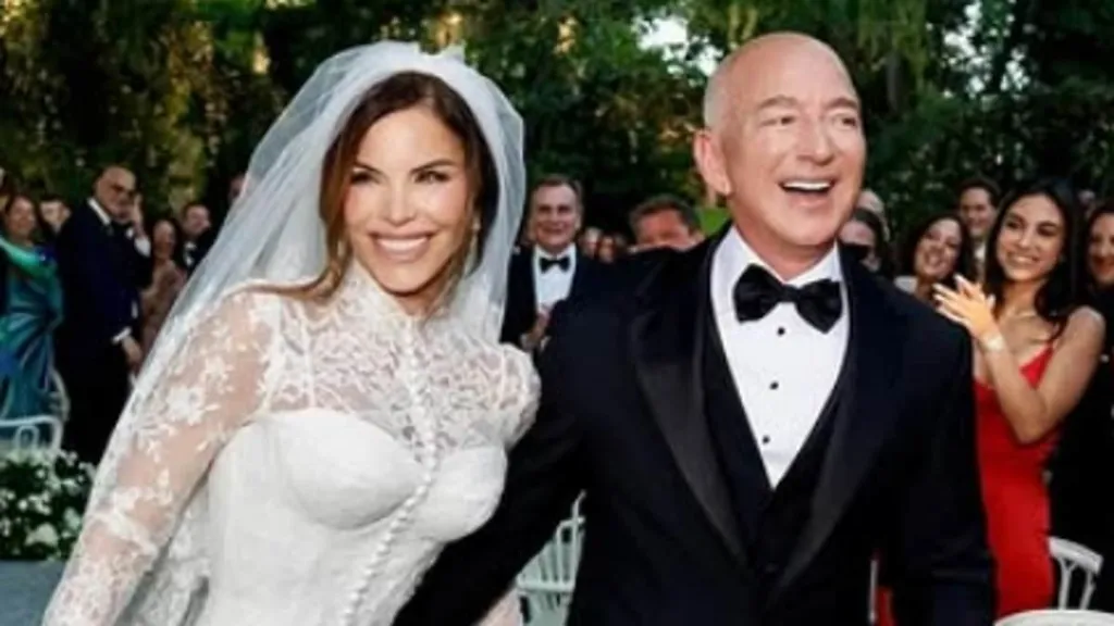 Flirty A-lister steals the show at Lauren Sanchez's wedding