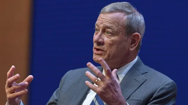 Roberts avoids clashes with Trump in end-of-year judiciary report