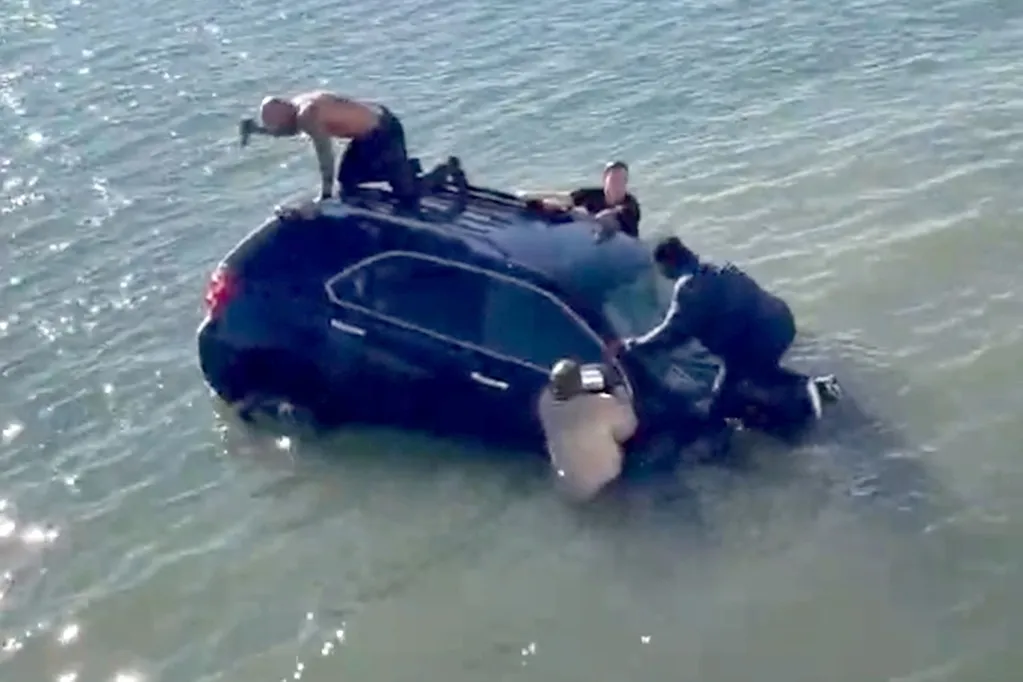 Quick-Thinking Bystanders Rescue Driver Trapped in Rapidly Sinking SUV