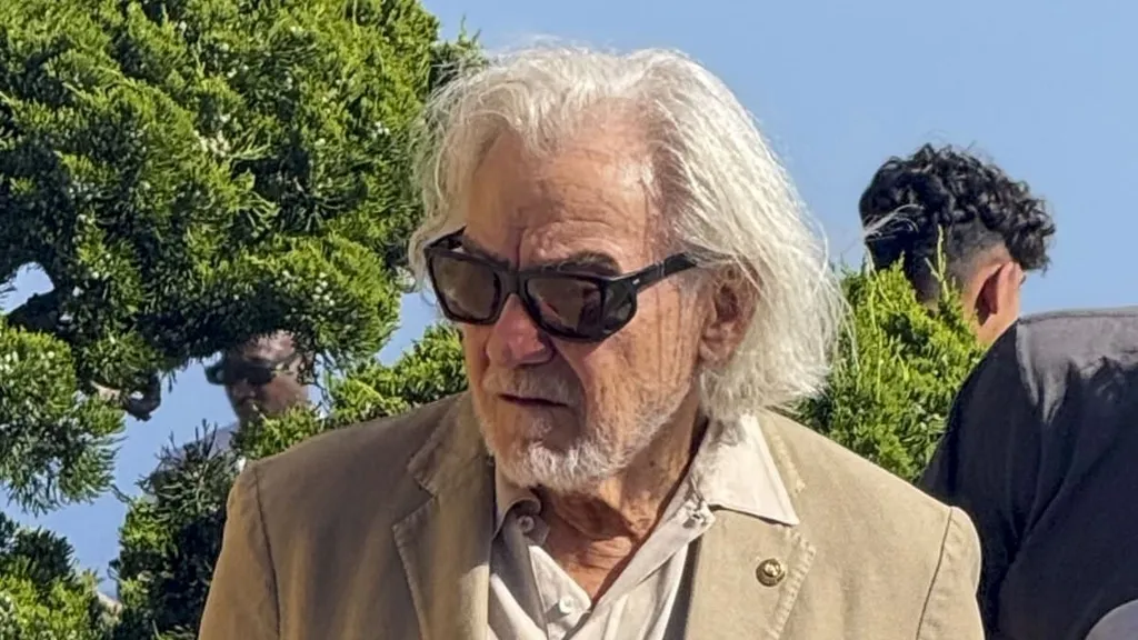 Hollywood acting titan steps out for very rare public outing