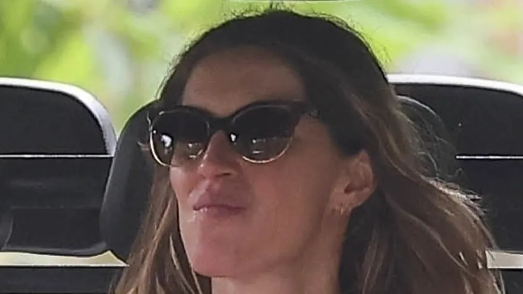 Pregnant Gisele Bundchen, 44, shows off bare baby bump in Costa Rica