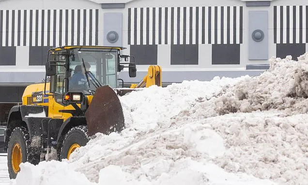 Winter storm packing snow and strong winds to descend on Great...