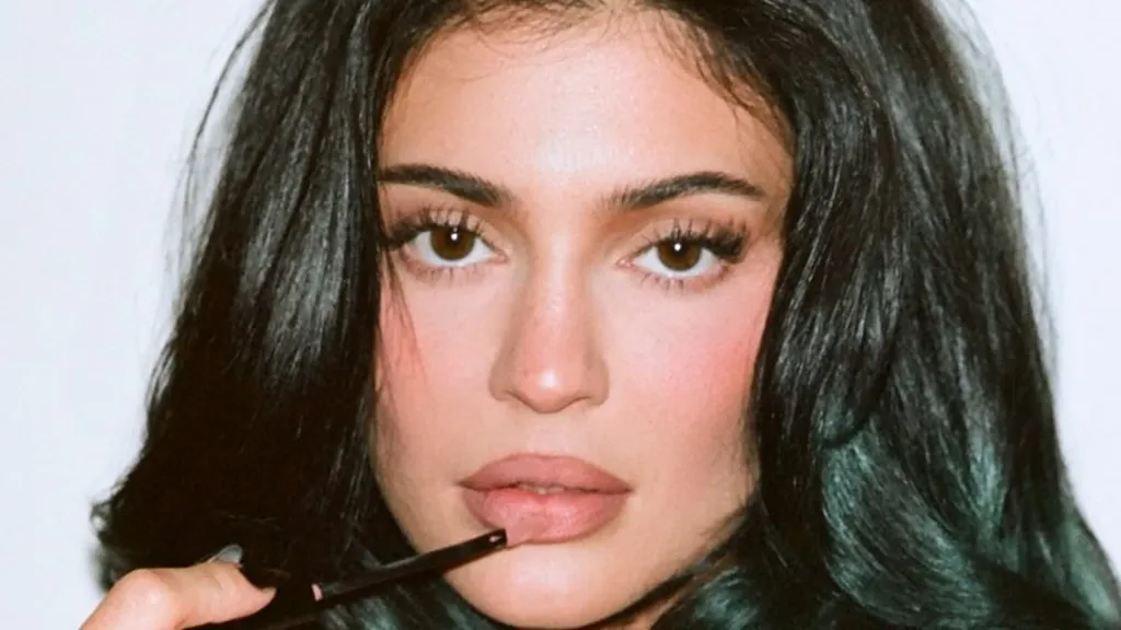 Kylie Jenner reveals bold pink hair as she lip syncs to her new song